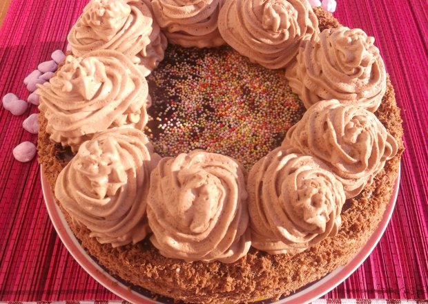 Fotografia przedstawiająca Tort urodzinowy-czekoladowy.