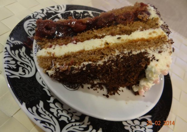 Fotografia przedstawiająca Tort urodzinowy wiśniowo - malinowy