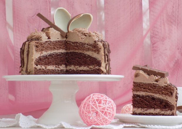 Fotografia przedstawiająca Tort urodzinowy z czekoladkami.