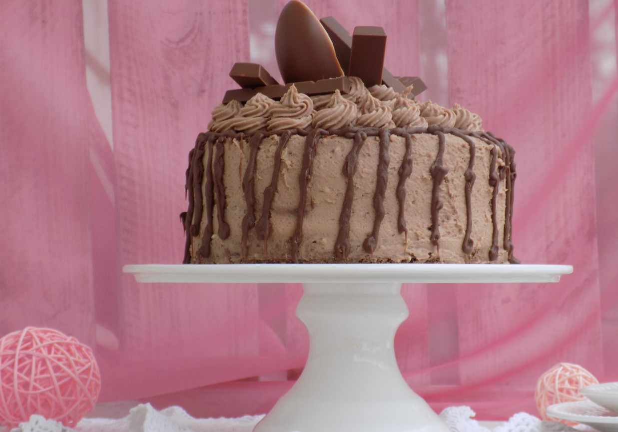 Tort urodzinowy z czekoladkami. foto
