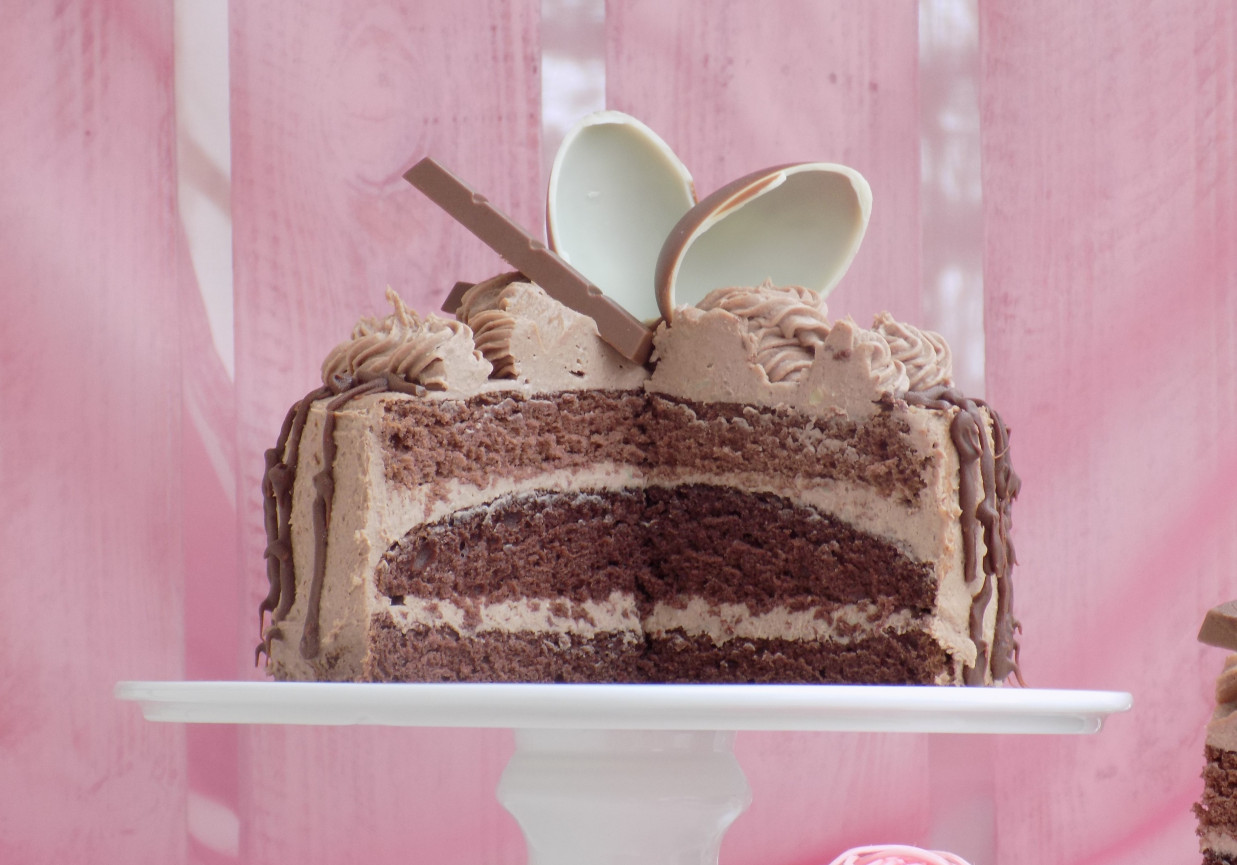Tort urodzinowy z czekoladkami. foto