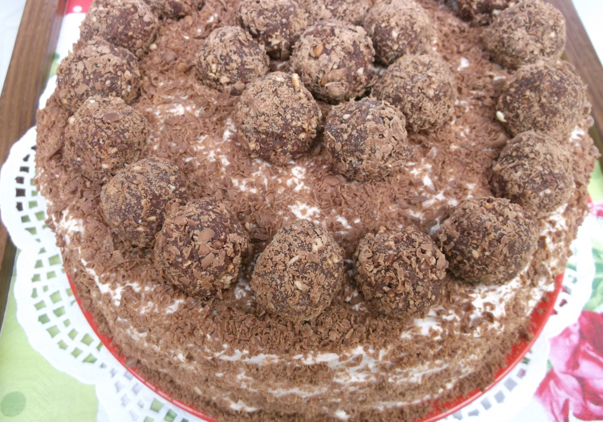 Tort urodzinowy z kuleczkami czekoladowymi. foto