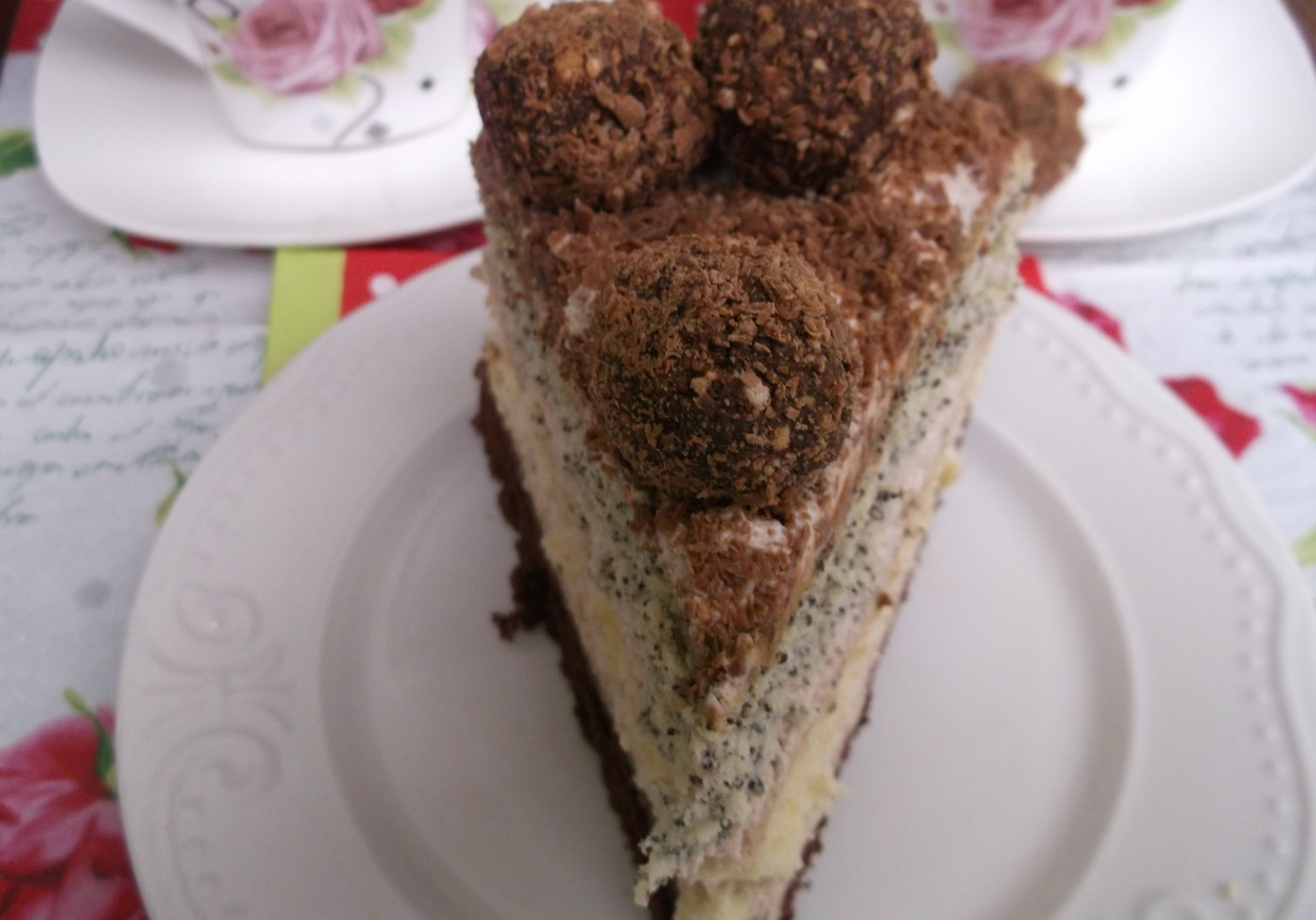 Tort urodzinowy z kuleczkami czekoladowymi. foto