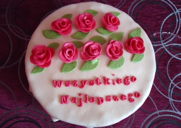 Fotografia przedstawiająca Tort urodzinowy z różyczkami