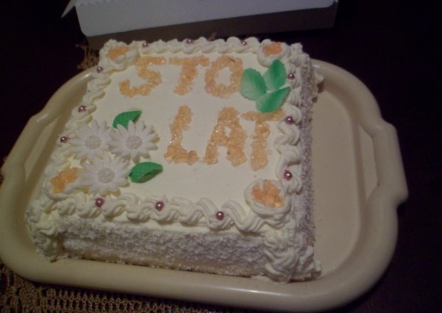 Fotografia przedstawiająca tort urodzinowy
