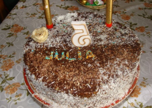 Fotografia przedstawiająca tort urodzinowy