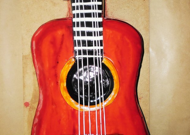 Fotografia przedstawiająca Tort w kształcie gitary