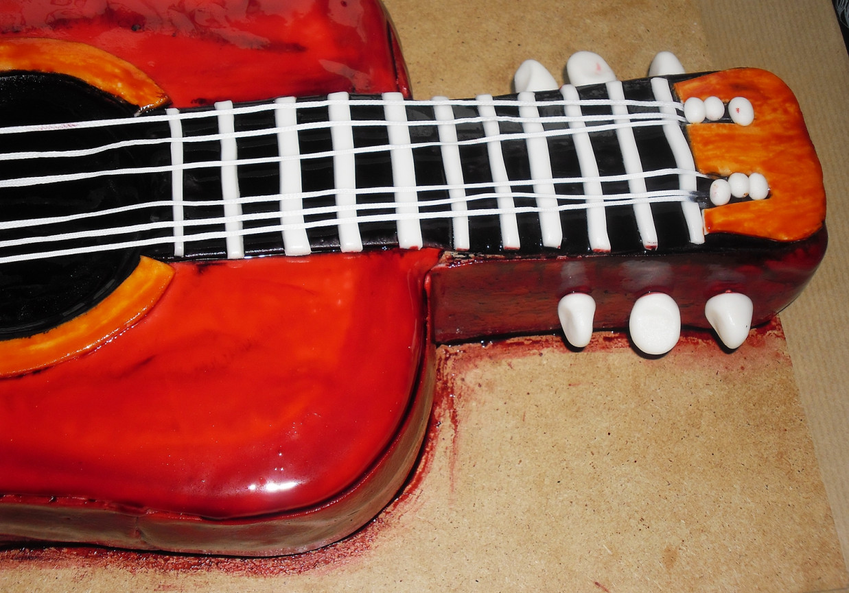 Tort w kształcie gitary foto