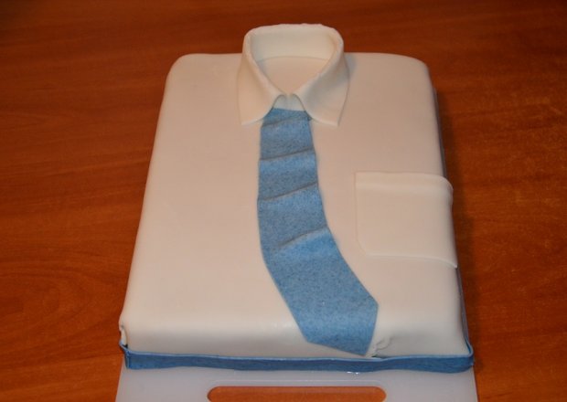 Fotografia przedstawiająca Tort w kształcie koszuli z krawatem