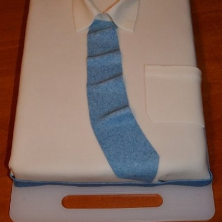Krok 4 - Tort w kształcie koszuli z krawatem foto