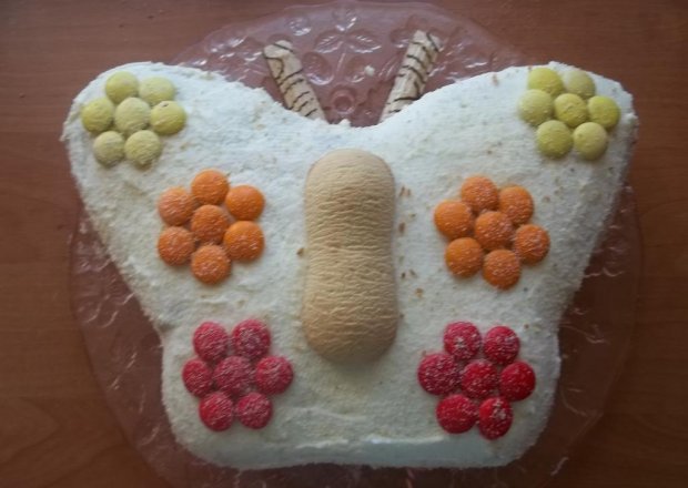 Fotografia przedstawiająca Tort w kształcie motyla