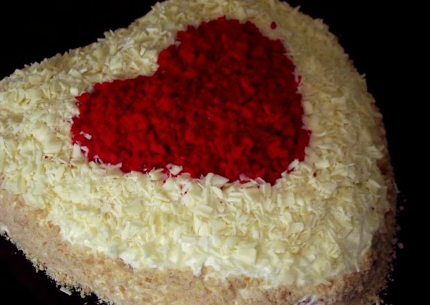 Fotografia przedstawiająca Tort w kształcie serca o smaku michałkowym