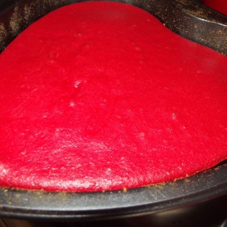 Krok 10 - Tort w kształcie serca o smaku michałkowym foto