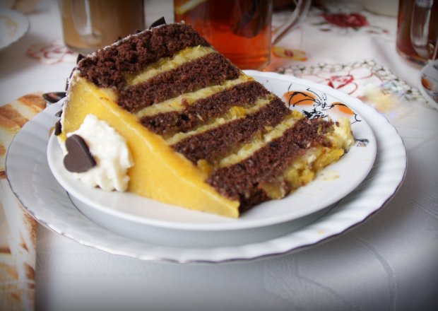 Fotografia przedstawiająca tort w pionowe paski