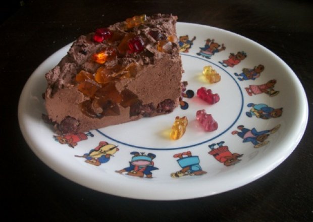 Fotografia przedstawiająca Tort węgierski z żelkami na urodzinki dziecka