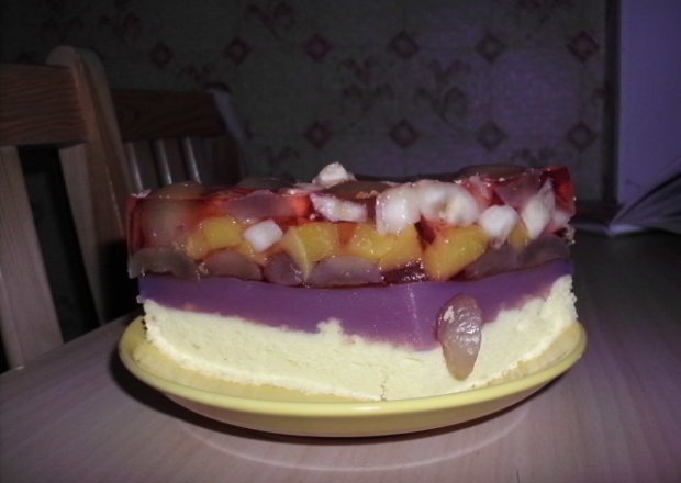 Fotografia przedstawiająca Tort winogronowo-owocowy