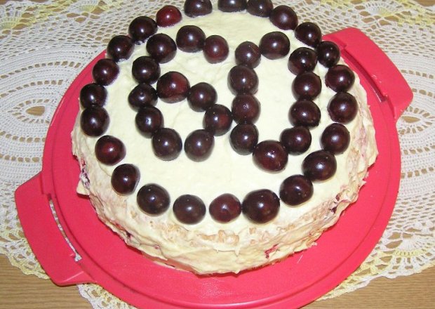 Fotografia przedstawiająca Tort wiśniowy na 60 urodziny
