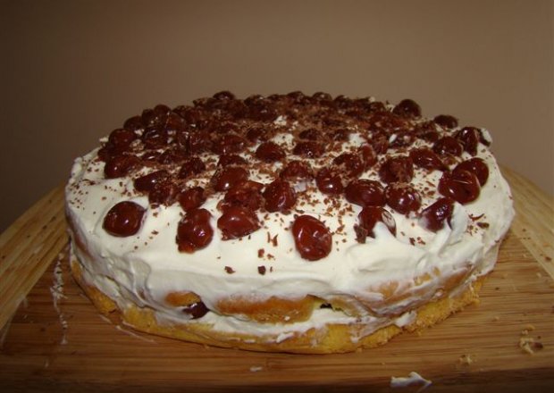 Fotografia przedstawiająca tort wiśniowy
