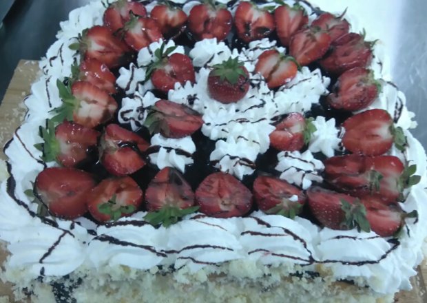 Fotografia przedstawiająca Tort wuzetkowy z truskawkami