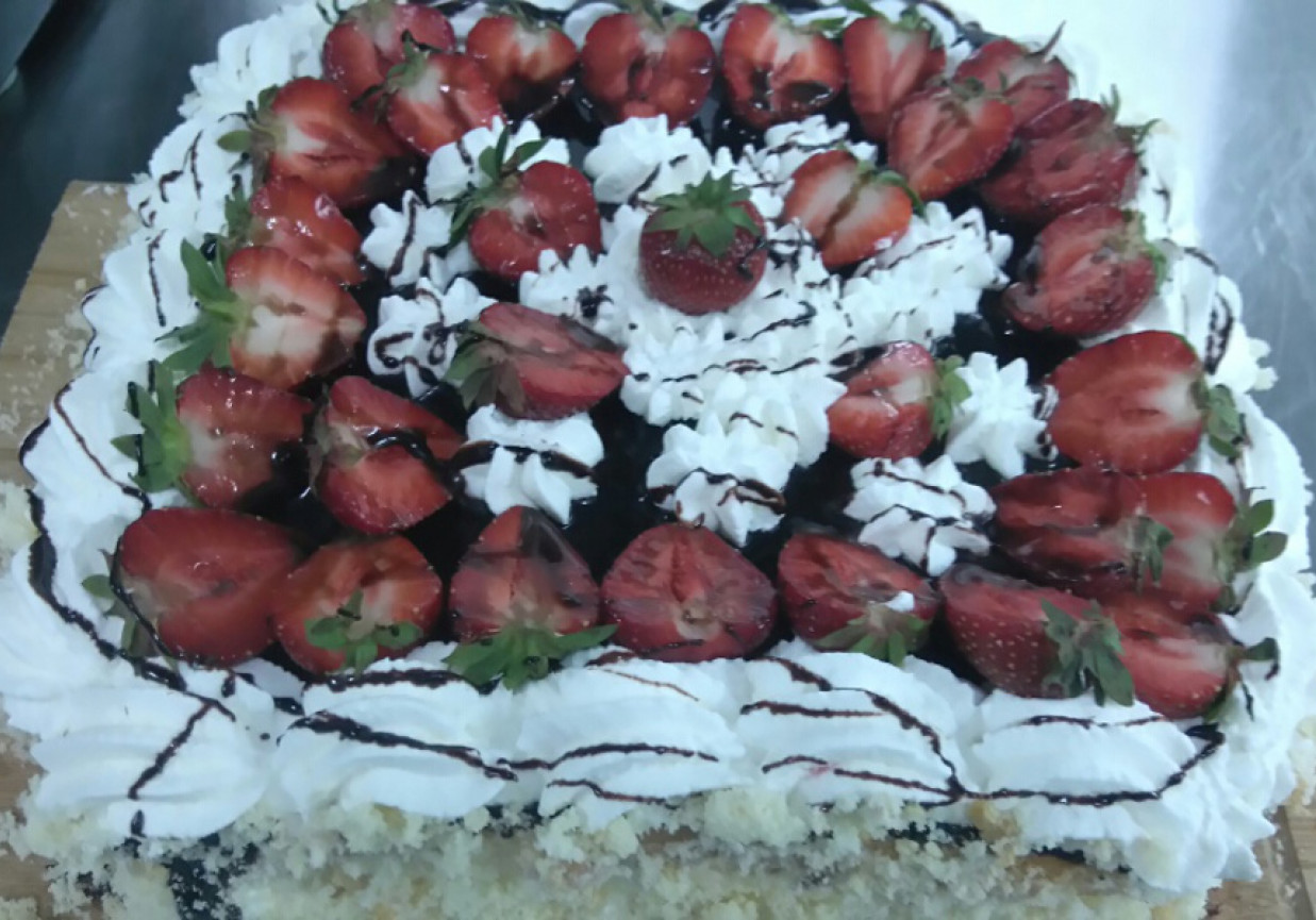 Tort wuzetkowy z truskawkami foto