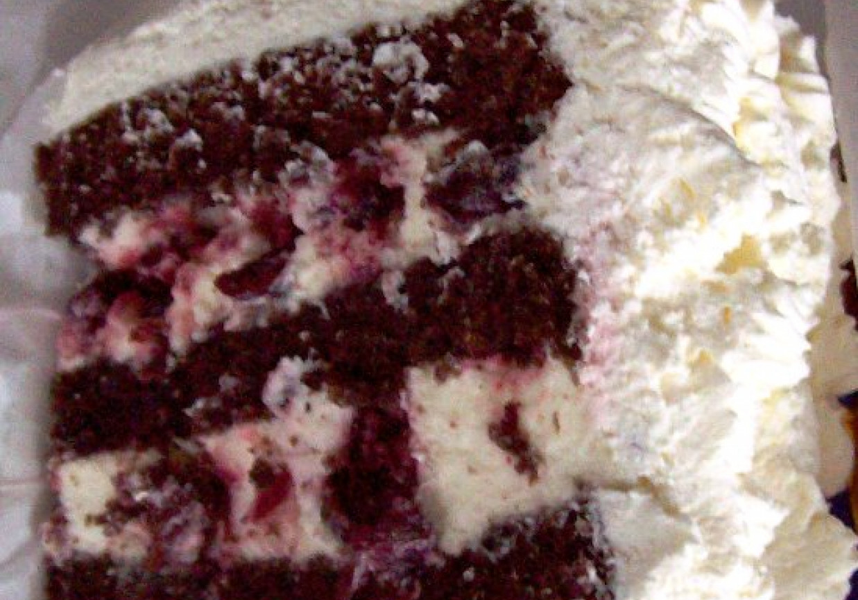 Tort z bitą śmietaną i wiśniami foto