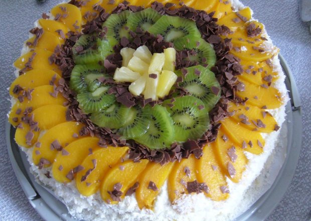 Fotografia przedstawiająca Tort z bitej śmietany z owocami