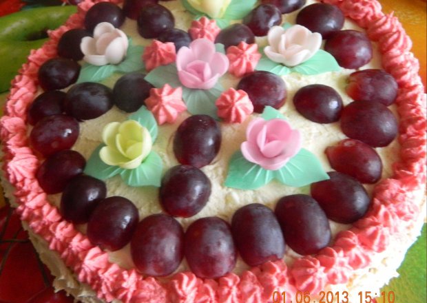 Fotografia przedstawiająca Tort z delicjami i winogronami
