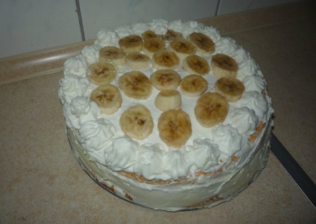 Fotografia przedstawiająca Tort z kawałkami bananów