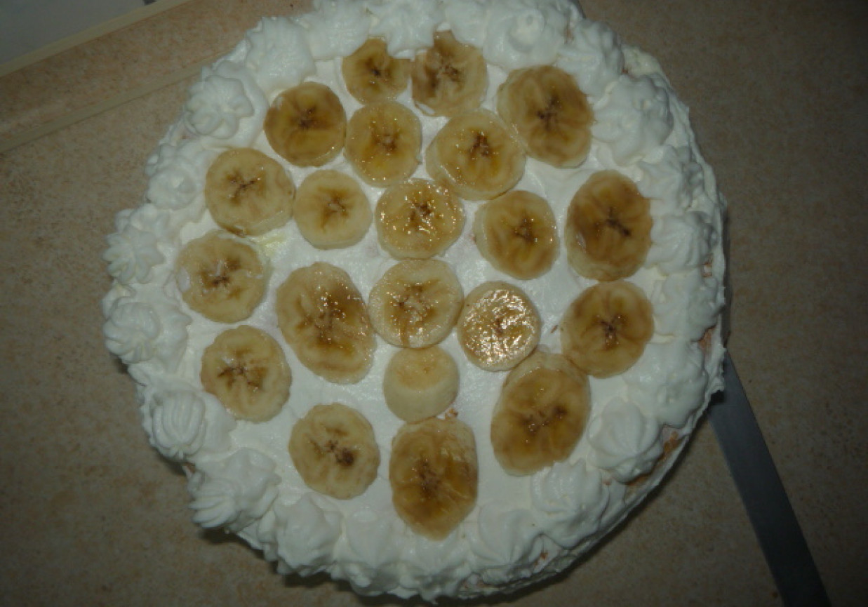 Tort z kawałkami bananów foto