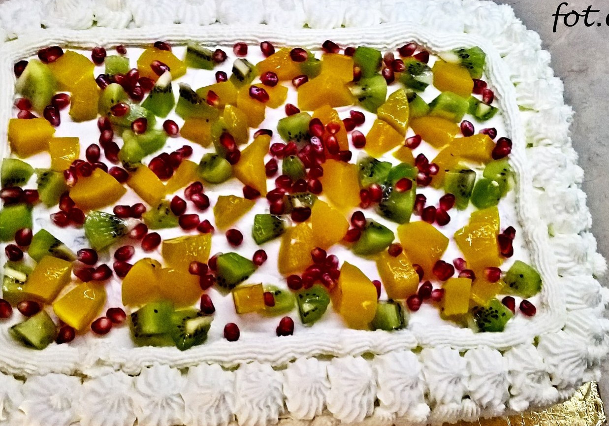 Tort z kiwi, brzoskwiniami i granatem Zewy foto