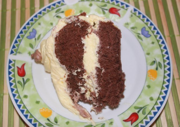 Fotografia przedstawiająca Tort z kremem ajerkoniak