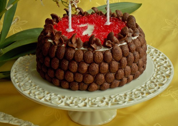 Fotografia przedstawiająca Tort z kremem czekoladowo-orzechowym