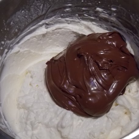 Krok 4 - Tort z kremem czekoladowo-orzechowym foto