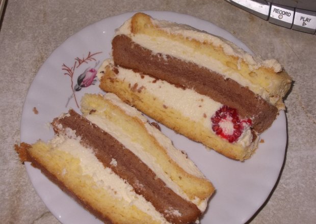 Fotografia przedstawiająca Tort z kremem czekoladowym i malinami