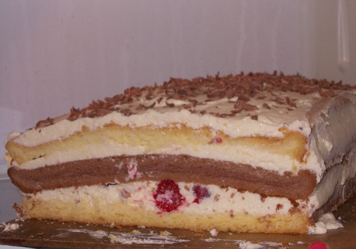 Tort z kremem czekoladowym i malinami foto