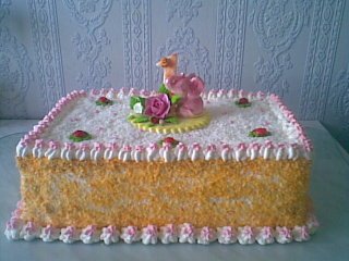 Fotografia przedstawiająca tort z kremem poziomkowym