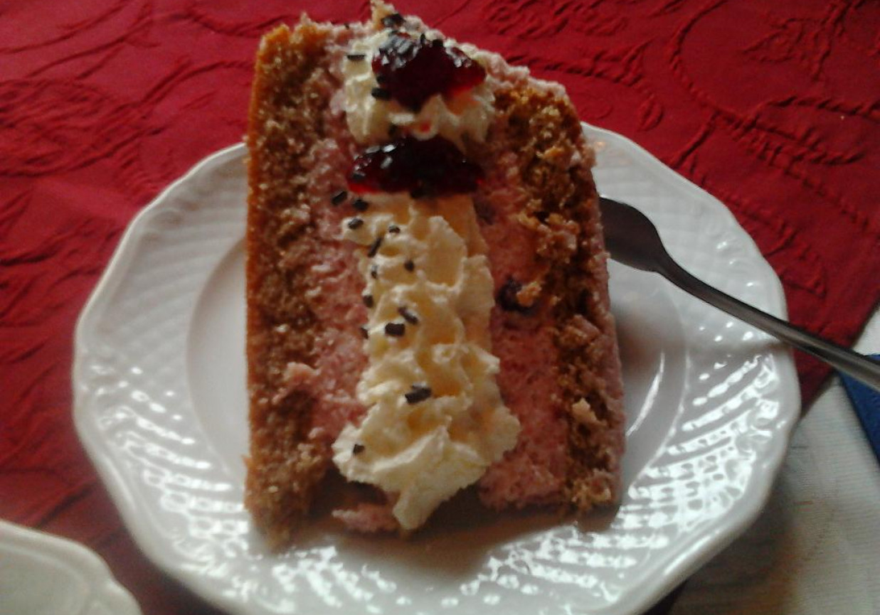 Tort z maki gryczanej z kremem malinowym foto