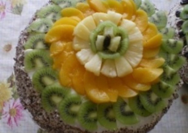 Fotografia przedstawiająca Tort z masą ajerkoniakową, bitą śmietaną i owocami