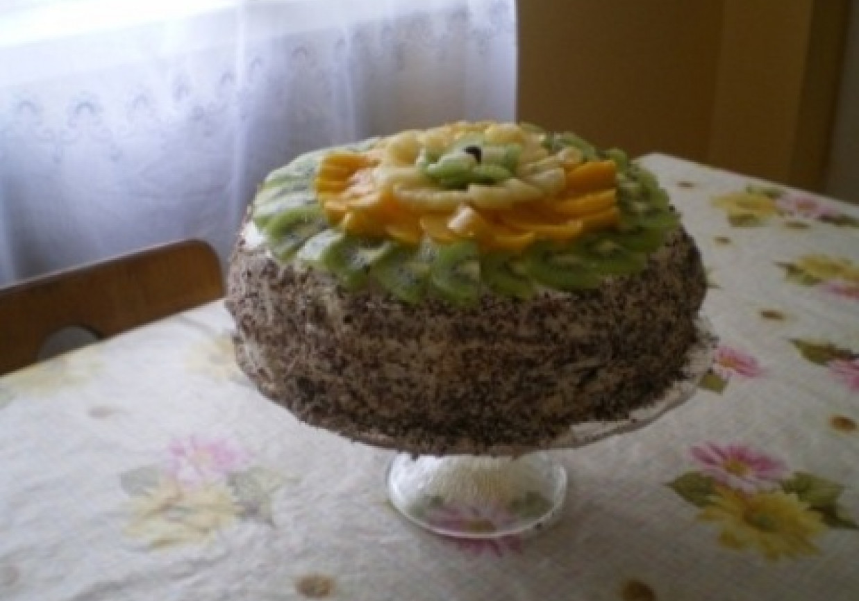Tort z masą ajerkoniakową, bitą śmietaną i owocami foto