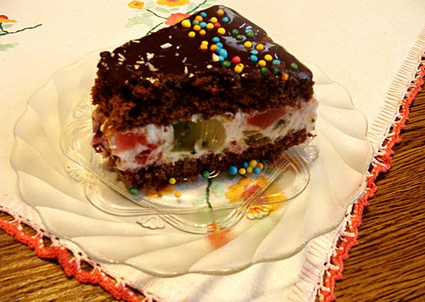 Fotografia przedstawiająca Tort z maślankową pianką