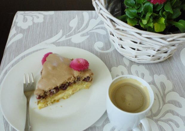 Fotografia przedstawiająca Tort z musem czekoladowym i wiśniami