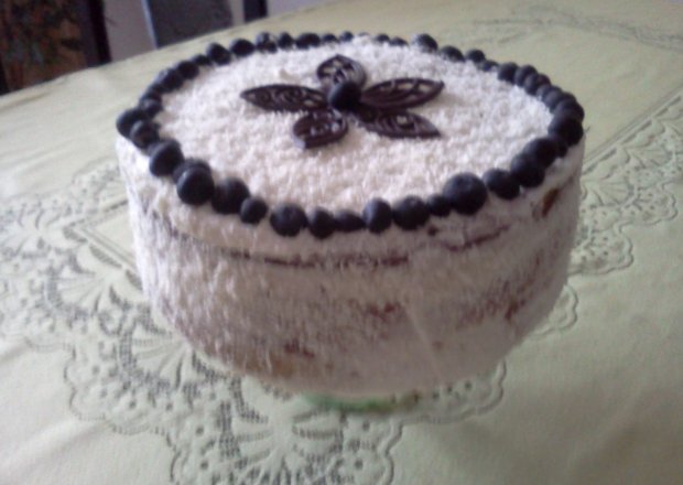 Fotografia przedstawiająca tort z musem z białej czekolasy i sera mascarpone