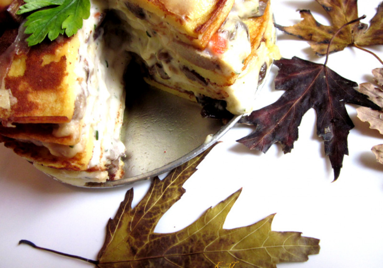 Tort z  naleśników ziemniaczanych przekładany kremem grzybowym foto