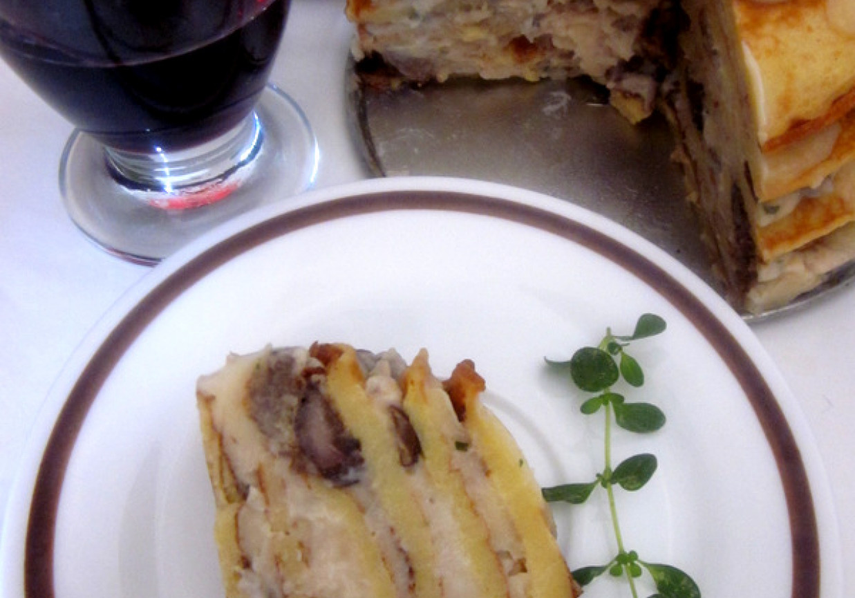 Tort z  naleśników ziemniaczanych przekładany kremem grzybowym foto