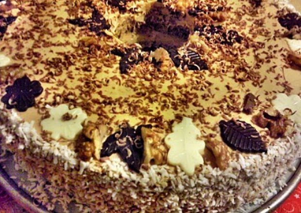 Fotografia przedstawiająca Tort z orzechów włoskich