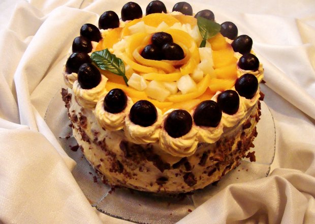 Fotografia przedstawiająca Tort  z owocami
