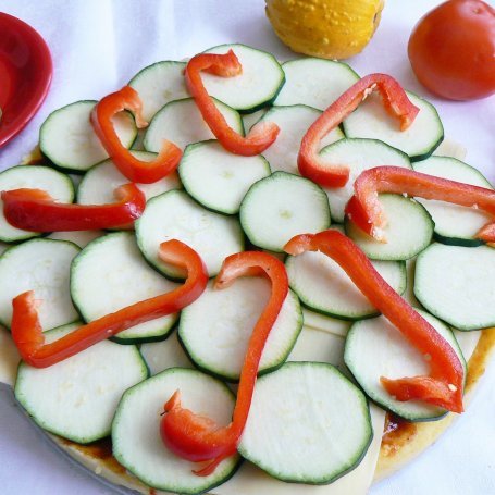 Krok 4 - Tort z polenty z cukinią, krewetkami i tofu foto
