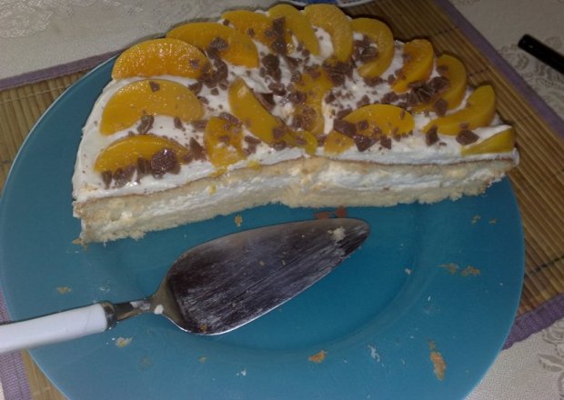 Fotografia przedstawiająca Tort z ptasiego mleczka z brzoskwiniami i czekoladą