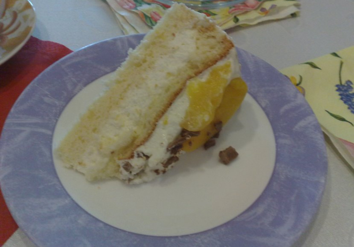 Tort z ptasiego mleczka z brzoskwiniami i czekoladą foto