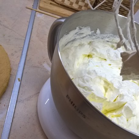 Krok 2 - Tort z truskawkami i kiwi Zewy foto